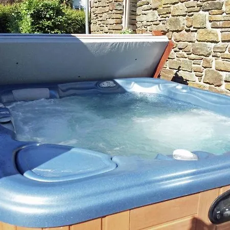 Hébergement de vacances Charming With Jacuzzi Located Near Nature And Ski Slopes